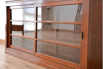 レトロ家具　昭和レトロ シンプルな二段重ね大型収納棚(ガラスケース/食器棚)