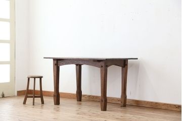 アンティーク家具　イギリスアンティーク　古いオーク材の使い込まれた小振りなダイニングテーブル(作業台)