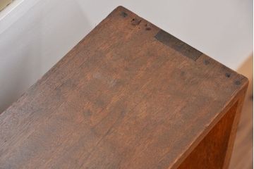 アンティーク家具　アンティーク　シンプルな脚付薄型本棚?(飾り棚)