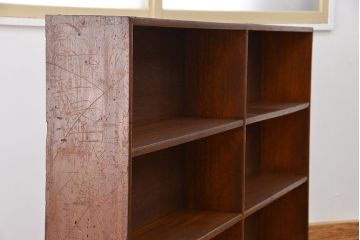 アンティーク家具　アンティーク　シンプルな脚付薄型本棚?(飾り棚)