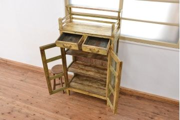 中古　アジアンアンティーク調　チーク材のペンキの剥げたガラス収納棚(キャビネット)