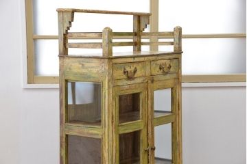 中古　アジアンアンティーク調　チーク材のペンキの剥げたガラス収納棚(キャビネット)