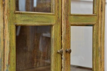 中古　アジアンアンティーク調　チーク材のペンキの剥げたガラス収納棚(キャビネット)