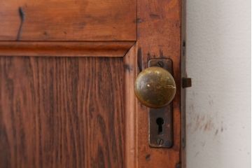 アンティーク　素敵な木目のシンプルなドア(扉)