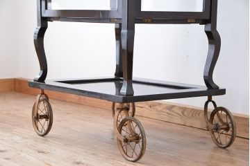 アンティーク家具　イギリスアンティーク　大きめなキャスターが付いたガラストレイ付　キッチンワゴン(トロリー)