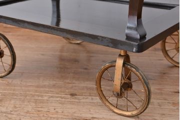 アンティーク家具　イギリスアンティーク　大きめなキャスターが付いたガラストレイ付　キッチンワゴン(トロリー)