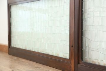 昭和レトロ　古い木の模様ガラス引き戸2枚セット(建具/小窓)(明り取り)(ガラス戸)
