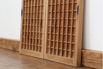 古民具・骨董　古い木味の小振りな格子板戸(建具/引き戸)