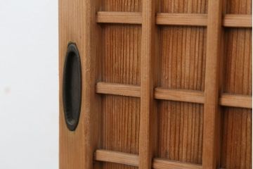 古民具・骨董　古い木味の小振りな格子板戸(建具/引き戸)