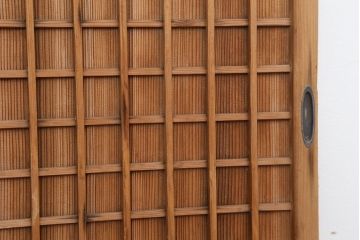 古民具・骨董　古い木味の小振りな格子板戸(建具/引き戸)