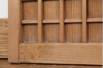 古民具・骨董　古い木味の小振りな格子板戸(建具/引き戸)