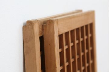 古民具・骨董　古い木味の小振りな格子板戸(建具/引き戸)