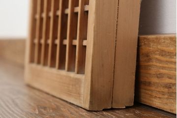 古民具・骨董　古い木味の小振りな格子板戸(建具/引き戸)