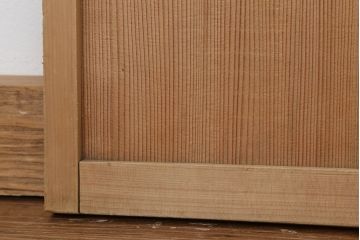 古民具・骨董　古い木味の小振りな格子板戸(建具/引き戸)