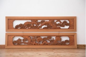 古民具・骨董　美しいデザイン!鶴と松の重厚な彫り　屋久杉彫刻欄間(ランマ)