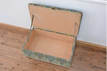 アンティーク雑貨　イギリスビンテージ　素敵なデザイン!キャスター付ファブリックトランクボックス(収納BOX)(ブランケットボックス)