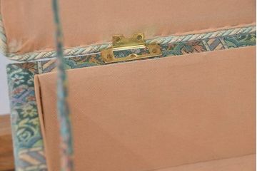 アンティーク雑貨　イギリスビンテージ　素敵なデザイン!キャスター付ファブリックトランクボックス(収納BOX)(ブランケットボックス)