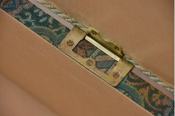 アンティーク雑貨　イギリスビンテージ　素敵なデザイン!キャスター付ファブリックトランクボックス(収納BOX)(ブランケットボックス)