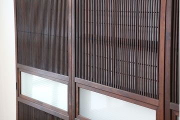 古民具・骨董　腰板欅材の上質な裏障子付き格子戸4枚セット