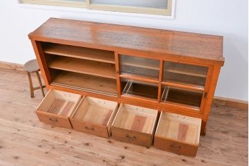 アンティーク家具　アンティーク　たくさん収納できる!ガラス戸の大きな戸棚(収納棚/食器棚)