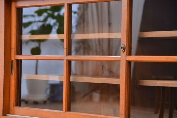 アンティーク家具　アンティーク　たくさん収納できる!ガラス戸の大きな戸棚(収納棚/食器棚)