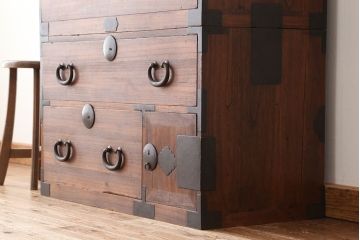 アンティーク家具　☆古民具・骨董　シンプルな丸金具の重ね時代箪笥(チェスト)