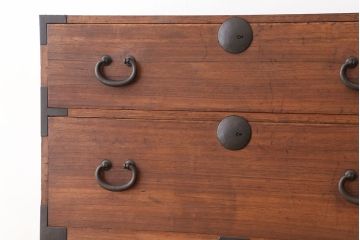 アンティーク家具　☆古民具・骨董　シンプルな丸金具の重ね時代箪笥(チェスト)