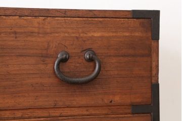 アンティーク家具　☆古民具・骨董　シンプルな丸金具の重ね時代箪笥(チェスト)