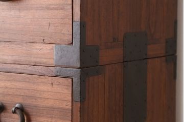 アンティーク家具　☆古民具・骨董　シンプルな丸金具の重ね時代箪笥(チェスト)