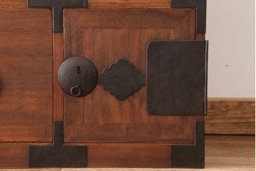 アンティーク家具　☆古民具・骨董　シンプルな丸金具の重ね時代箪笥(チェスト)