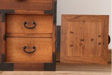 アンティーク家具　☆古民具・骨董　シンプルな丸金具の重ね時代箪笥(チェスト)