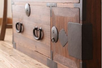 アンティーク家具　☆古民具・骨董　シンプルな丸金具の重ね時代箪笥(チェスト)
