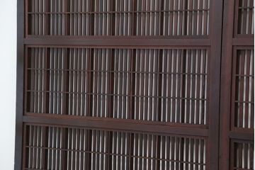 アンティーク　シックでシンプルな裏障子付き格子戸4枚セット