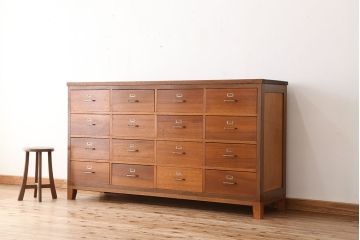 アンティーク家具　1960年〜70年代　ネームプレート付き大型チェスト(1)(引き出し/ドロワー/サイドボード)