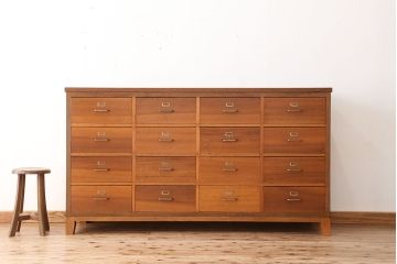 アンティーク家具　1960年〜70年代　ネームプレート付き大型チェスト(1)(引き出し/ドロワー/サイドボード)