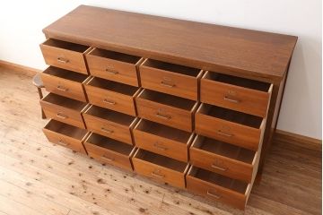 アンティーク家具　1960年〜70年代　ネームプレート付き大型チェスト(1)(引き出し/ドロワー/サイドボード)