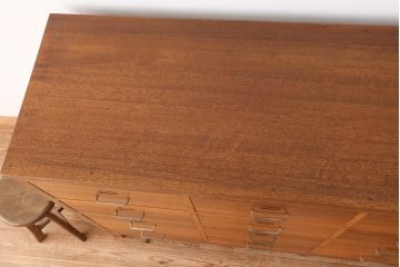 アンティーク家具　1960年〜70年代　ネームプレート付き大型チェスト(1)(引き出し/ドロワー/サイドボード)