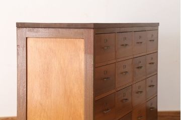アンティーク家具　1960年〜70年代　ネームプレート付き大型チェスト(1)(引き出し/ドロワー/サイドボード)