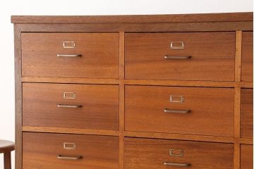 アンティーク家具　1960年〜70年代　ネームプレート付き大型チェスト(1)(引き出し/ドロワー/サイドボード)