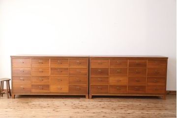 アンティーク家具　1960年〜70年代　ネームプレート付き大型チェスト(1)(引き出し/ドロワー/サイドボード)
