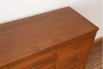 アンティーク家具　1960年〜70年代　ネームプレート付き大型チェスト(2)(引き出し/ドロワー/サイドボード)