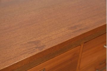 アンティーク家具　1960年〜70年代　ネームプレート付き大型チェスト(2)(引き出し/ドロワー/サイドボード)