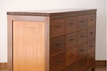 アンティーク家具　1960年〜70年代　ネームプレート付き大型チェスト(2)(引き出し/ドロワー/サイドボード)