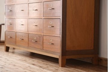 アンティーク家具　1960年〜70年代　ネームプレート付き大型チェスト(2)(引き出し/ドロワー/サイドボード)