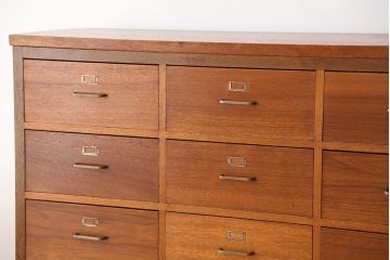 アンティーク家具　1960年〜70年代　ネームプレート付き大型チェスト(2)(引き出し/ドロワー/サイドボード)
