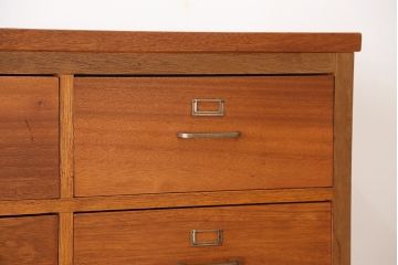 アンティーク家具　1960年〜70年代　ネームプレート付き大型チェスト(2)(引き出し/ドロワー/サイドボード)