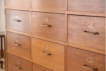 アンティーク家具　1960年〜70年代　ネームプレート付き大型チェスト(2)(引き出し/ドロワー/サイドボード)