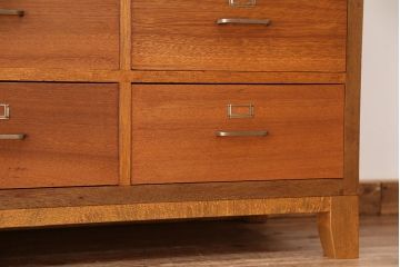 アンティーク家具　1960年〜70年代　ネームプレート付き大型チェスト(2)(引き出し/ドロワー/サイドボード)