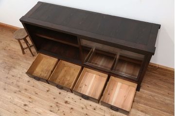アンティーク家具　アンティーク　味のある引き出し付き横長収納棚(ガラスケース、飾り棚)