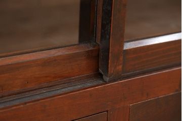 アンティーク家具　アンティーク　味のある引き出し付き横長収納棚(ガラスケース、飾り棚)